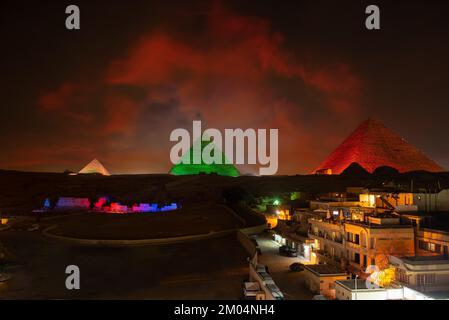 Les Pyramides et le Sphinx dans les lumières de la nuit, Giza, Egypte Banque D'Images