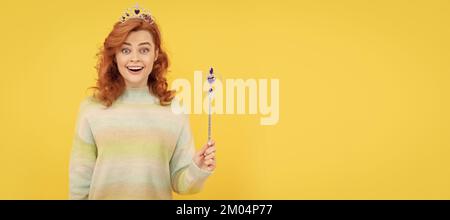 Femme isolé visage portrait, bannière avec espace de copie. wow. Queen tenir baguette magique. Princesse arrogant dans tiara. Femme tenant bâton magique. Banque D'Images