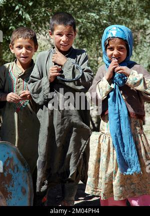 Village de Nomad près du Minaret de Jam, province de Ghor /Afghanistan : les enfants portent des vêtements traditionnels. Les nomades sont encore courants dans cette région. Banque D'Images