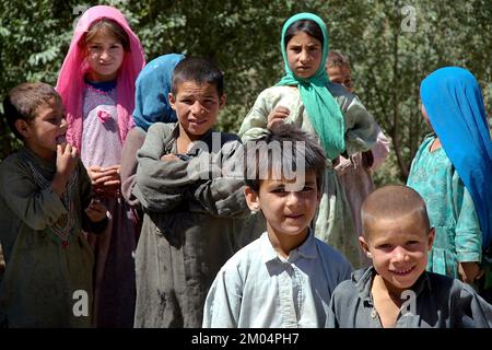 Village de Nomad près du Minaret de Jam, province de Ghor /Afghanistan : les enfants portent des vêtements traditionnels. Les nomades sont encore courants dans cette région. Banque D'Images