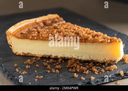 Tranche de tarte classique Flan (Custard Pie français) de Paris. Crème de confiserie cuite dans une croûte de pâte sablée. Banque D'Images