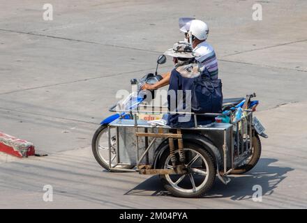 SAMUT PRAKAN, THAÏLANDE, MARS 02 2022, Un couple est à bord d'une moto avec un side-car Banque D'Images