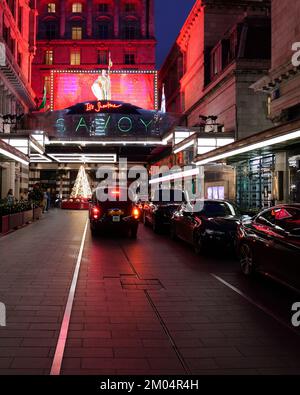 Savoy Hotel façade de Noël et station de taxi, The Strand, Londres. Le Savoy Theatre est sur la droite montrant actuellement jolie femme Banque D'Images