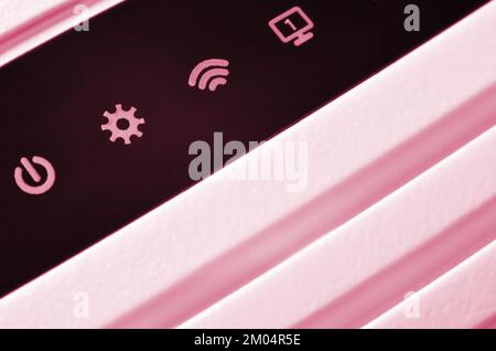 Ampoules photo détaillées du modem Internet. Résumé de la technologie. Image tond en Viva Magenta, couleur de l'année 2023 Banque D'Images