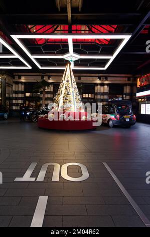 Arbre de Noël et taxi Rank devant le Savoy Hotel, The Strand, Londres. Banque D'Images