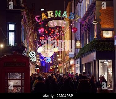 Vue sur Carnaby Street et son écran lumineux de Noël au néon la nuit, Londres. Banque D'Images