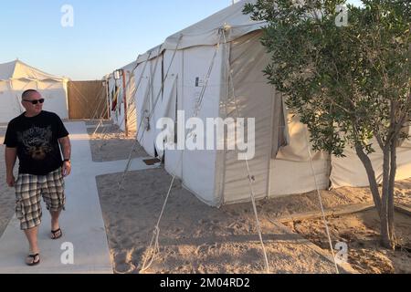 Al Chaur, Qatar. 28th novembre 2022. Ralf Galka de Bruchköbel près de Francfort marche le long de tentes bédouines dans le village de fans à Al-Chaur dans le nord du Qatar. Les fans de football du monde entier sont logés dans le camp. Credit: Jan Kuhlmann/dpa/Alay Live News Banque D'Images