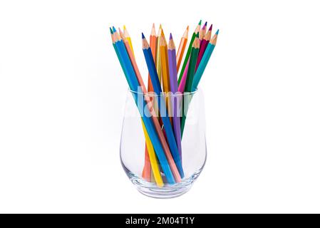 crayons multicolores dans un verre à vin et un seau. Flou sélectif un groupe de crayons de couleur dans un verre de vin sur le dos blanc ou noir isolé Banque D'Images