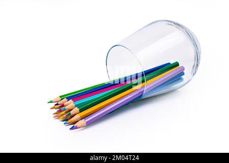 crayons multicolores dans un verre à vin et un seau. Flou sélectif un groupe de crayons de couleur dans un verre de vin sur le dos blanc ou noir isolé Banque D'Images