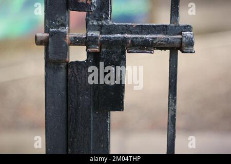 Serrure coulissante de porte en acier métallique moulé de résistance industrielle. Banque D'Images