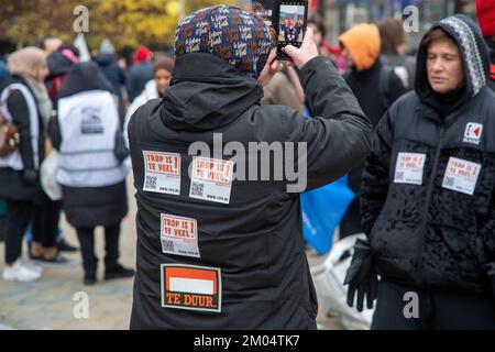 Les gens se rassemblent pour protester contre l'association "Trop is te veel" (trop, c'est trop) contre les prix élevés de l'énergie et la hausse générale du coût de la vie, dimanche 04 décembre 2022 à Bruxelles. BELGA PHOTO NICOLAS MATERLINCK Banque D'Images