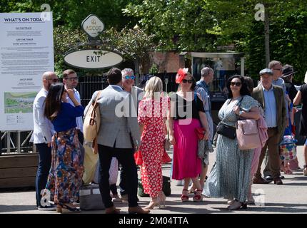 Ascot, Berkshire, Royaume-Uni. 6th mai 2022. Les Racegoers de l'hippodrome d'Ascot ont été habillés pour le soleil chaud aujourd'hui. Crédit : Maureen McLean/Alay Banque D'Images