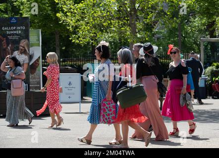 Ascot, Berkshire, Royaume-Uni. 6th mai 2022. Les Racegoers de l'hippodrome d'Ascot ont été habillés pour le soleil chaud aujourd'hui. Crédit : Maureen McLean/Alay Banque D'Images