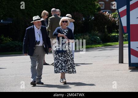 Ascot, Berkshire, Royaume-Uni. 6th mai 2022. Les Racegoers de l'hippodrome d'Ascot ont été habillés pour le soleil chaud aujourd'hui. Crédit : Maureen McLean/Alay Banque D'Images