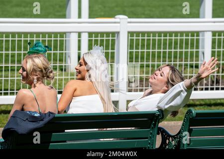 Ascot, Berkshire, Royaume-Uni. 6th mai 2022. Les Racegoers de l'hippodrome d'Ascot ont été habillés pour le soleil chaud aujourd'hui. Crédit : Maureen McLean/Alay Banque D'Images