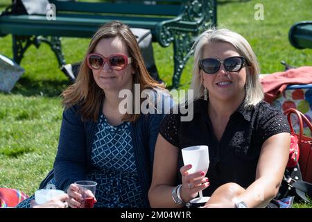 Ascot, Berkshire, Royaume-Uni. 6th mai 2022. Les Racegoers de l'hippodrome d'Ascot ont été habillés pour le soleil chaud aujourd'hui. Crédit : Maureen McLean/Alay Banque D'Images