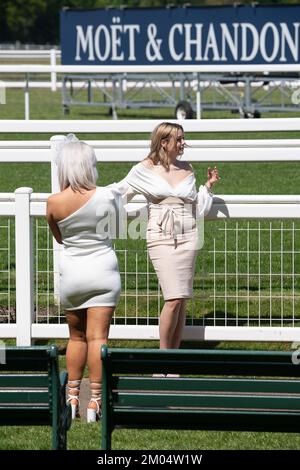 Ascot, Berkshire, Royaume-Uni. 6th mai 2022. Les Racegoers de l'hippodrome d'Ascot ont été habillés pour le soleil chaud aujourd'hui. Crédit : Maureen McLean/Alay Banque D'Images