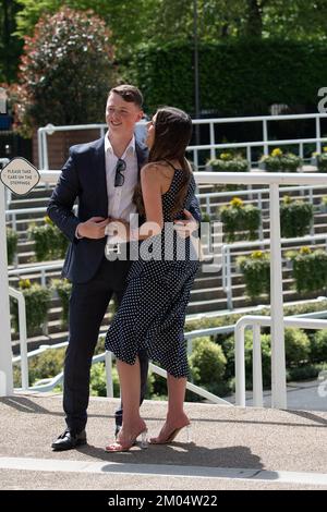 Ascot, Berkshire, Royaume-Uni. 6th mai 2022. Les Racegoers de l'hippodrome d'Ascot ont été habillés pour le soleil chaud aujourd'hui. Crédit : Maureen McLean/Alay Banque D'Images