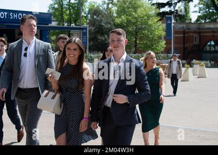 Ascot, Berkshire, Royaume-Uni. 6th mai 2022. Les Racegoers de l'hippodrome d'Ascot ont été habillés pour le soleil chaud aujourd'hui. Crédit : Maureen McLean/Alay Banque D'Images