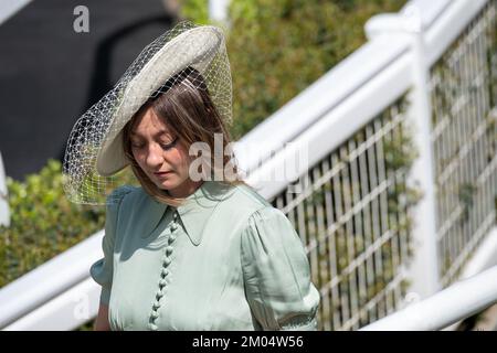 Ascot, Berkshire, Royaume-Uni. 6th mai 2022. Les Racegoers de l'hippodrome d'Ascot ont été habillés pour le soleil chaud aujourd'hui. Crédit : Maureen McLean/Alay Banque D'Images