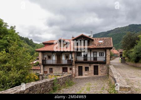 Maisons en pierre et rues étroites dans un village de montagne dans le nord de l'Espagne. maire de barcena Banque D'Images