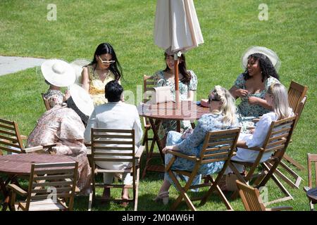 Ascot, Berkshire, Royaume-Uni. 6th mai 2022. Les Racegoers de l'hippodrome d'Ascot ont été habillés pour le soleil chaud aujourd'hui. Crédit : Maureen McLean/Alay Banque D'Images