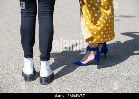 Ascot, Berkshire, Royaume-Uni. 6th mai 2022. Les Racegoers de l'hippodrome d'Ascot ont été habillés pour le soleil chaud aujourd'hui. Crédit : Maureen McLean/Alay Banque D'Images