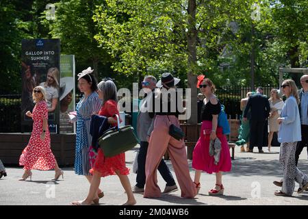 Ascot, Berkshire, Royaume-Uni. 6th mai 2022. Les Racegoers de l'hippodrome d'Ascot ont été habillés pour le soleil chaud aujourd'hui. Crédit : Maureen McLean/Alay Banque D'Images