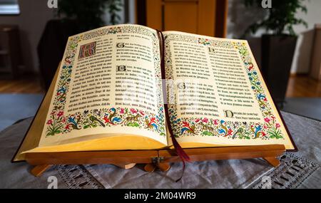 Embrach, Suisse - 23 octobre 2022 : un livre biblique ouvert sur une table dans l'église évangélique réformée d'Embrach. Banque D'Images