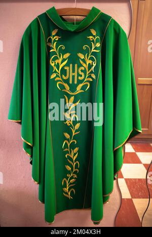 Chasuble vert du prêtre à l'intérieur de la sacristie d'une église catholique Banque D'Images