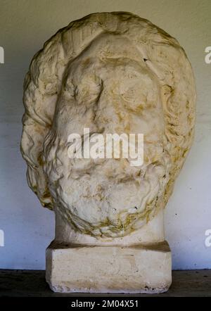 Gamzigrad, Serbie - 11 août 2021: Marbre blanc tête de Jupiter de Felix Romuliana, vestiges du palais de l'empereur romain Galerius près de Zajecar, serbe Banque D'Images