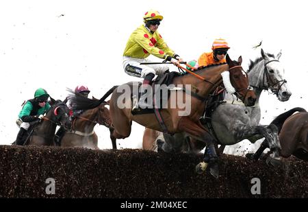 Goûtez la peur criée par le jockey Sam Twiston-Davies (au centre) pendant les Fitzdares souhaite à tout le monde un Joyeux Noël Handicap Chase à l'hippodrome de Huntingdon, Cambridgeshire. Date de la photo: Dimanche 4 décembre 2022. Banque D'Images