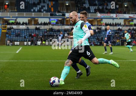 High Wycombe, Royaume-Uni. 04th décembre 2022. Connor Ogilvie de Portsmouth FC contrôle le ballon pendant le match Sky Bet League 1 Wycombe Wanderers vs Portsmouth à Adams Park, High Wycombe, Royaume-Uni, 4th décembre 2022 (photo de Nick Browning/News Images) à High Wycombe, Royaume-Uni, le 12/4/2022. (Photo de Nick Browning/News Images/Sipa USA) crédit: SIPA USA/Alay Live News Banque D'Images