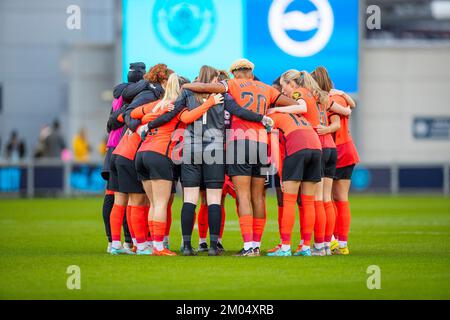 Manchester, Royaume-Uni. 4th décembre 2022Brighton et les joueurs de Hove Albion se sont réunis avant le match de la Super League féminine de Barclays FA entre Manchester City et Brighton et Hove Albion au stade Academy, Manchester, le dimanche 4th décembre 2022. (Crédit : Mike Morese | MI News) crédit : MI News & Sport /Alay Live News Banque D'Images