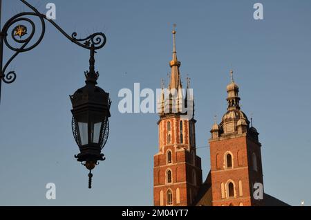 Tours de St. Eglise de Marie à Cracovie avec une lanterne en premier plan Banque D'Images