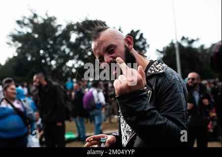 Bogota, Colombie. 03rd décembre 2022. Les concertgoers posent pour un portrait lors du troisième jour du retour du festival de musique 'Rock al Parque', le plus grand festival de rock d'amérique latine et le troisième plus grand festival de rock du monde, à Bogota, Colombie, 27 novembre 2022. Crédit : long Visual Press/Alamy Live News Banque D'Images