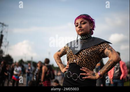 Bogota, Colombie. 03rd décembre 2022. Les concertgoers posent pour un portrait lors du troisième jour du retour du festival de musique 'Rock al Parque', le plus grand festival de rock d'amérique latine et le troisième plus grand festival de rock du monde, à Bogota, Colombie, 27 novembre 2022. Crédit : long Visual Press/Alamy Live News Banque D'Images