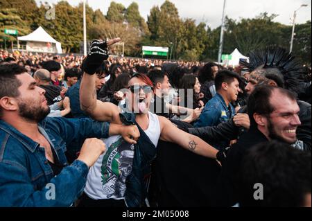 Bogota, Colombie. 03rd décembre 2022. Les concertgoers moush-pit lors du troisième jour du retour du festival de musique 'Rock al Parque', le plus grand festival de rock d'amérique latine et le troisième plus grand festival de rock du monde, à Bogota, Colombie, 27 novembre 2022. Crédit : long Visual Press/Alamy Live News Banque D'Images