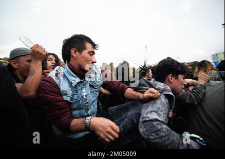 Bogota, Colombie. 03rd décembre 2022. Les concertgoers moush-pit lors du troisième jour du retour du festival de musique 'Rock al Parque', le plus grand festival de rock d'amérique latine et le troisième plus grand festival de rock du monde, à Bogota, Colombie, 27 novembre 2022. Crédit : long Visual Press/Alamy Live News Banque D'Images