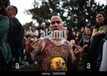 Bogota, Colombie. 03rd décembre 2022. Les concertgoers posent pour un portrait lors du troisième jour du retour du festival de musique 'Rock al Parque', le plus grand festival de rock d'amérique latine et le troisième plus grand festival de rock du monde, à Bogota, Colombie, 27 novembre 2022. Crédit : long Visual Press/Alamy Live News Banque D'Images