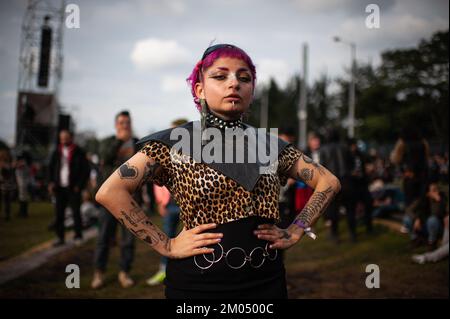 Bogota, Colombie. 03rd décembre 2022. Les concertgoers posent pour un portrait lors du troisième jour du retour du festival de musique 'Rock al Parque', le plus grand festival de rock d'amérique latine et le troisième plus grand festival de rock du monde, à Bogota, Colombie, 27 novembre 2022. Crédit : long Visual Press/Alamy Live News Banque D'Images