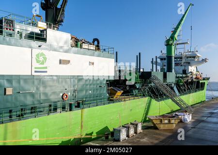 LA TRÉMIE aspirante DE DEME drague LA RIVIÈRE MEUSE à l'embarcadère Steubenhöft à Cuxhaven Banque D'Images