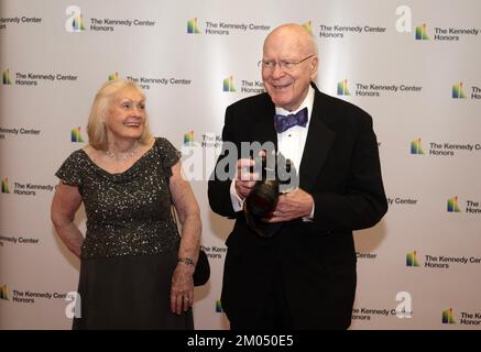 Le sénateur des États-Unis Patrick Leahy (démocrate du Vermont), président pro tempore du Sénat américain, et son épouse Marcelle, arrivent pour le dîner de l'artiste officiel en l'honneur des récipiendaires des prix annuels 45th du Kennedy Center au département d'État de Washington, DC, samedi, 3 décembre 2022. Les 2022 lauréats sont : l'acteur et réalisateur George Clooney ; l'auteur-compositeur-compositeur-interprète contemporain chrétien et pop Amy Grant ; le chanteur légendaire de Soul, Gospel, R&B et pop Gladys Knight ; le compositeur, chef d'orchestre et éducateur américain d'origine cubaine Tania León ; et le célèbre groupe rock irlandais U2, composé de groupes Banque D'Images