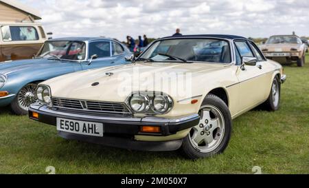 1987 Jaguar XJ-SC « E590 AHL » en exposition lors du Scramble d'octobre qui s'est tenu au Bicester Heritage Centre le 9th octobre 2022 Banque D'Images