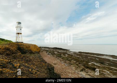 Grand angle vue Black Nore Pepperpot phare victorien sur la rive rocheuse près de Portishead Somerset, royaume-uni 1894 Banque D'Images