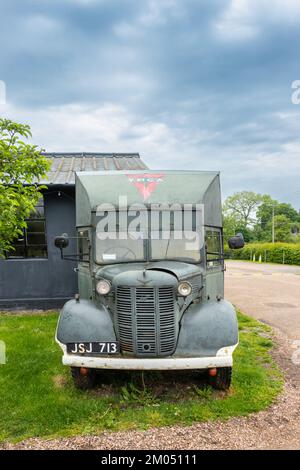 Vert vintage 1941 Austin K2 Tea car Truck ou camion avec la livrée YMCA au RAF Defford Museum Coome Park. Inscription JSJ 713 Banque D'Images