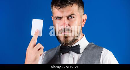 Crédit facile. Quelle carte bancaire facile à obtenir. Culotte taille basse barbu homme tient en plastique carte vierge fond bleu. Prenez cette carte. Facilez vos achats Banque D'Images