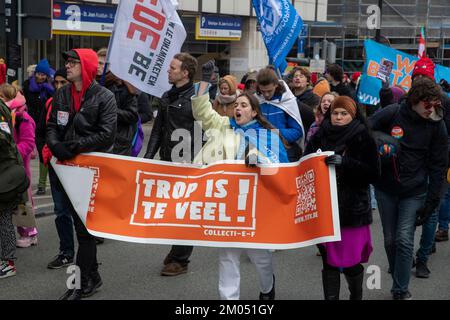 Les gens se rassemblent pour protester contre l'association "Trop is te veel" (trop, c'est trop) contre les prix élevés de l'énergie et la hausse générale du coût de la vie, dimanche 04 décembre 2022 à Bruxelles. BELGA PHOTO NICOLAS MATERLINCK Banque D'Images