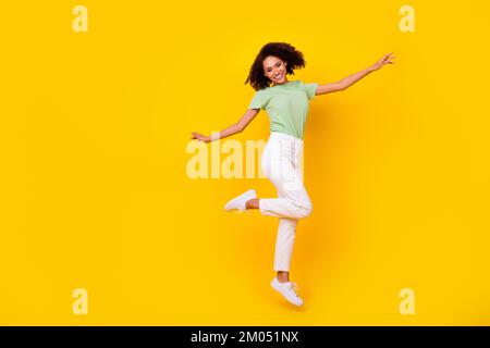 Photo pleine grandeur de jeune attrayant magnifique jolie belle femme dansant célébrant saut air pms période isolée sur fond jaune vif Banque D'Images