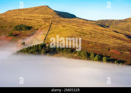 Grindsbrook et Grindslow Knoll, à l'extrémité sud de Kinder Scout, remplis de brumes d'automne, parc national de Peak District Banque D'Images